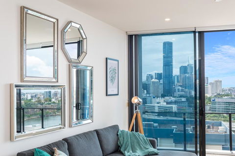 Luxury River City Views With Pool, Gym, Cafe, WiFi, Hospital - Accommodation Newcastle 3
