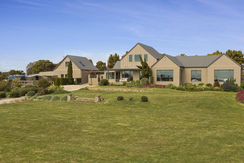 LUXURY WATERFRONT FAMILY HOME-TASMANIA (I)-L'Abode - Accommodation Newcastle 3
