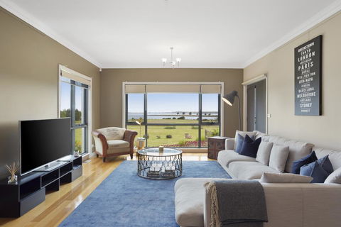 LUXURY WATERFRONT FAMILY HOME-TASMANIA (I)-L'Abode - Accommodation Newcastle 1