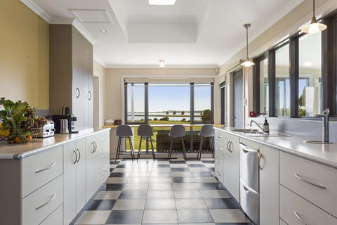 LUXURY WATERFRONT FAMILY HOME-TASMANIA (I)-L'Abode - Accommodation Newcastle 2
