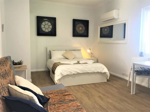 M207 Within The Free Transit Zone. Central Studio - Accommodation Newcastle 1