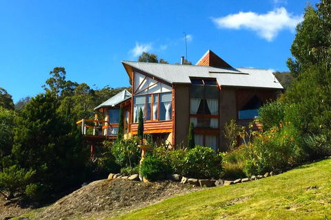MAGICAL MOUNTAIN RETREAT - 20 Mins To CBD And Only 10 To MONA! - Accommodation Newcastle 3