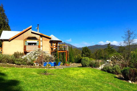 MAGICAL MOUNTAIN RETREAT - 20 Mins To CBD And Only 10 To MONA! - Accommodation Newcastle 2