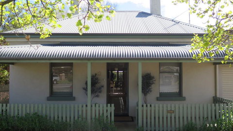 Magnolia Cottage - Accommodation Newcastle 0