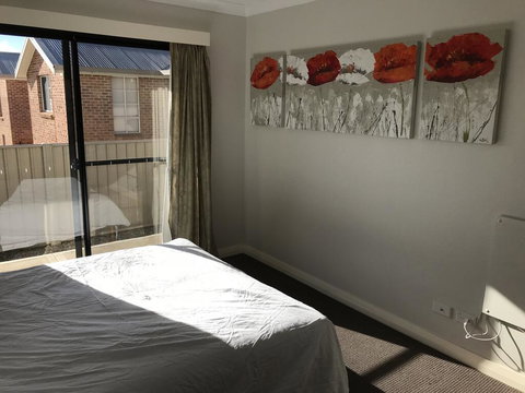 Maison Noir 1 - Accommodation Newcastle 3