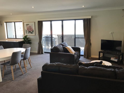 Maison Noir 1 - Accommodation Newcastle 0