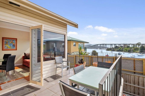 Manfield City Waterfront View Cottage - Accommodation Newcastle 1