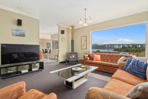 Manfield City Waterfront View Cottage - Accommodation Newcastle 0