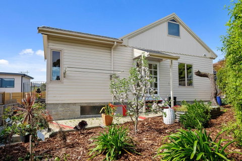 Manfield City Waterfront View Cottage - Accommodation Newcastle 2