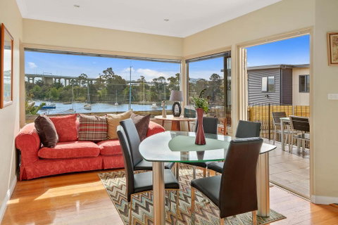 Manfield City Waterfront View Cottage - Accommodation Newcastle 3