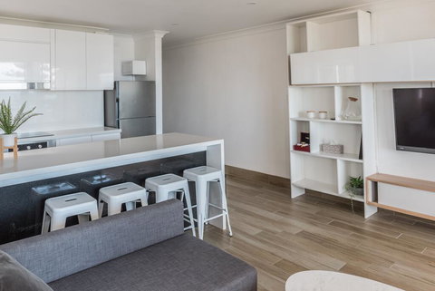 Manly Beachfront Apartment - Accommodation Newcastle 2