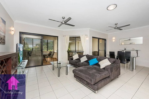 Marina View Apartment - Walk To The Strand - Accommodation Newcastle 3