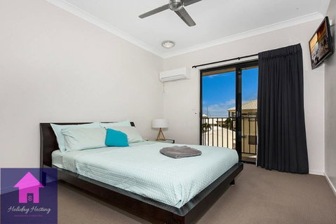 Marina View Apartment - Walk To The Strand - Accommodation Newcastle 2