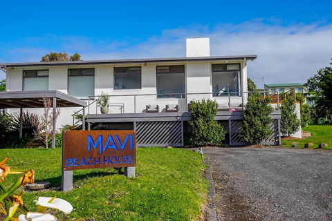 MAVI BEACH HOUSE - Beachfront, Wifi, Views - Accommodation Newcastle 2