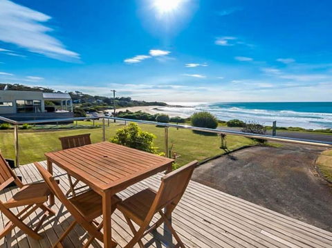 MAVI BEACH HOUSE - Beachfront, Wifi, Views - Accommodation Newcastle 0