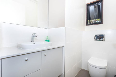 McLeod - Accommodation Newcastle 2