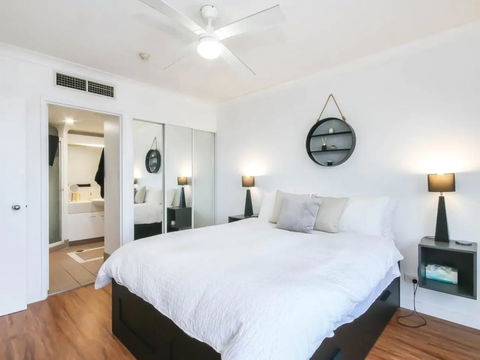 Modern 2 Bedroom River View Apartment In Docklands - Accommodation Newcastle 2