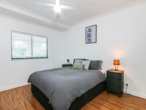 Modern 2 Bedroom River View Apartment In Docklands - Accommodation Newcastle 3