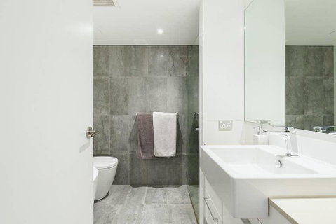 Modern Bronte Apt. W/ Ocean Views, Just Minutes Walk To Beach! - Accommodation Newcastle 2