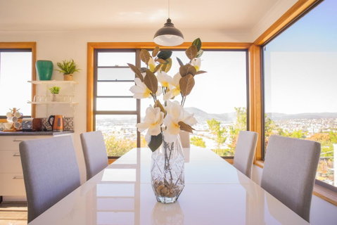 Moonah House-10 Mins To CBD & MONA, 4BR, 2 BATH, Great View, Park 3 Cars, Sleep 11, King Bed, En-suite - Accommodation Newcastle 0