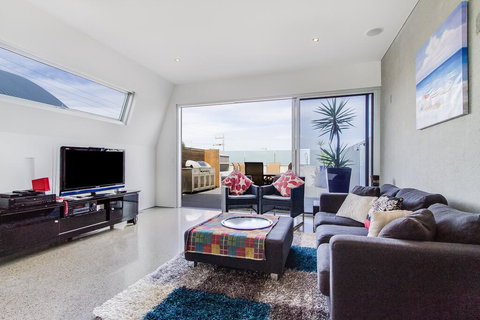 Nautilus 2 Luxury Retreat - Modern Beachfront Townhouse, WiFi, Water Views - Accommodation Newcastle 3