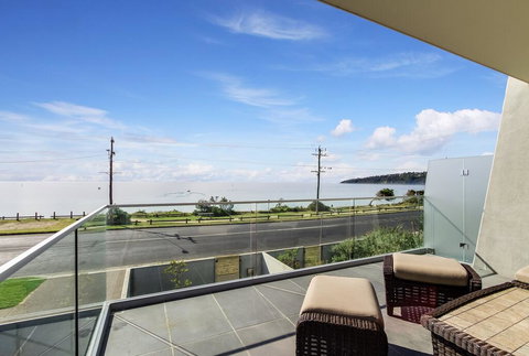 Nautilus 2 Luxury Retreat - Modern Beachfront Townhouse, WiFi, Water Views - Accommodation Newcastle 2