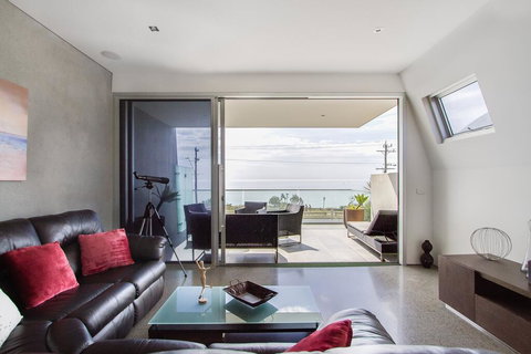 Nautilus 2 Luxury Retreat - Modern Beachfront Townhouse, WiFi, Water Views - Accommodation Newcastle 1
