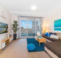 Near Airport  Train Station Stylish Two-Story Apartment - Accommodation Newcastle
