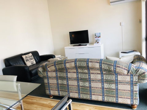 Seashore Memories - Sleeps 3 - Accommodation Newcastle 4