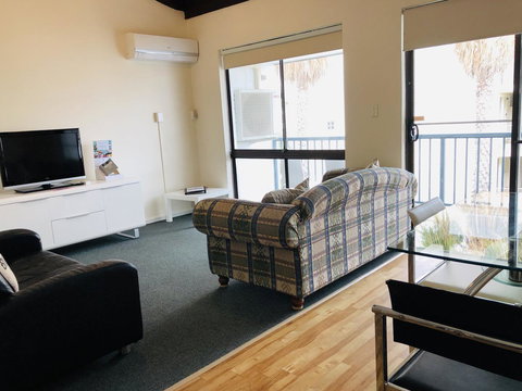 Seashore Memories - Sleeps 3 - Accommodation Newcastle 3