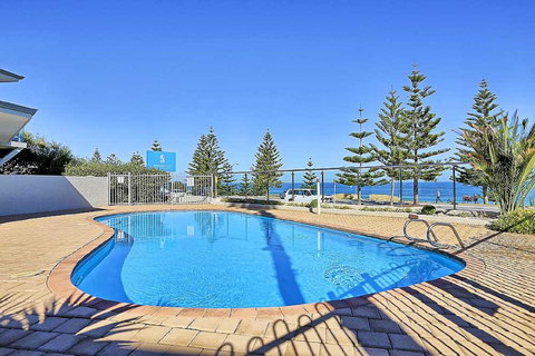 Beachfront @ Scarbs - Accommodation Newcastle 12