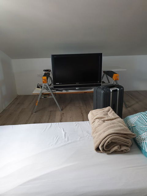 DIANELLA Budget Rooms Happy Place To Stay - Accommodation Newcastle 6