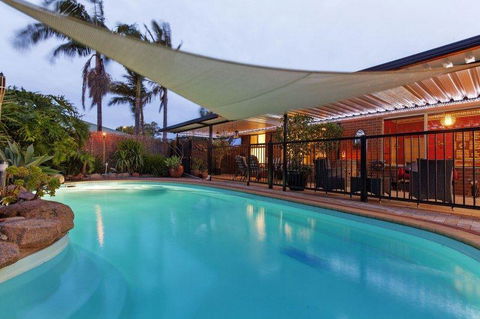 The Entertainer - Accommodation Newcastle 0