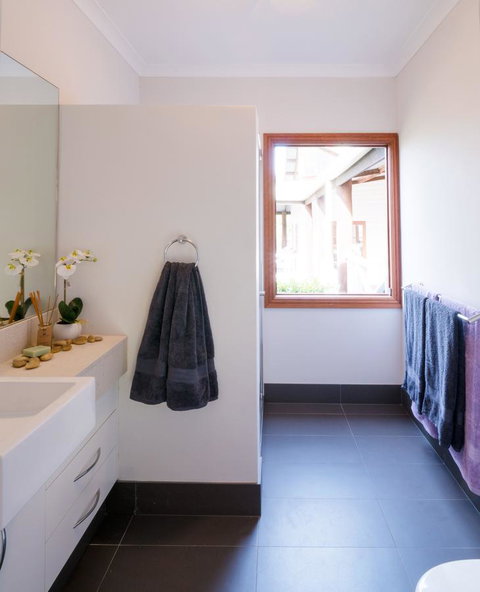 The Farmhouse - Accommodation Newcastle 7