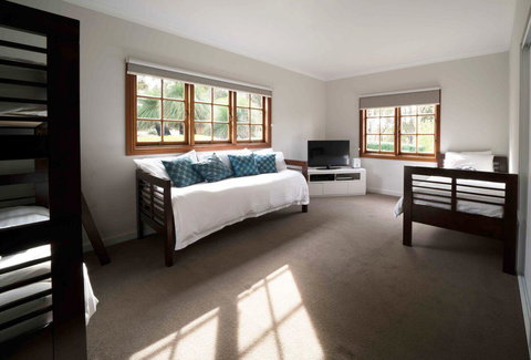 The Farmhouse - Accommodation Newcastle 10