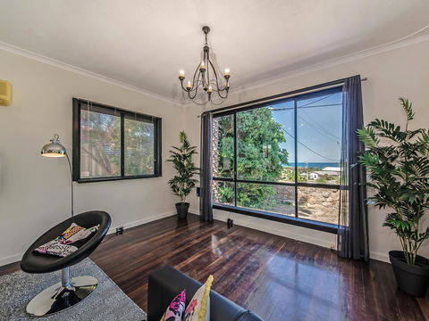 Panoramique Holiday Home With A View - Accommodation Newcastle 5