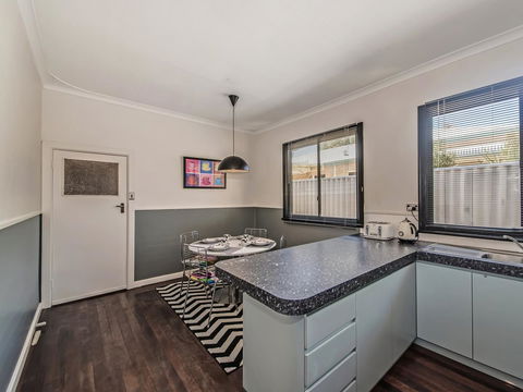 Panoramique Holiday Home With A View - Accommodation Newcastle 10