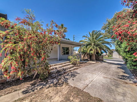 Panoramique Holiday Home With A View - Accommodation Newcastle 3