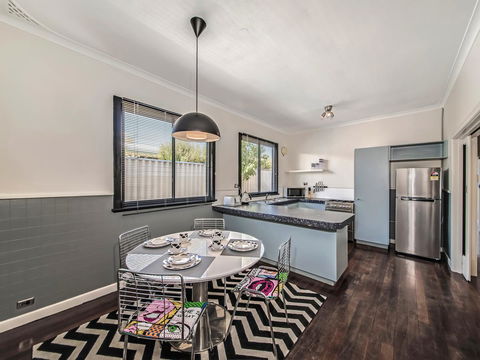 Panoramique Holiday Home With A View - Accommodation Newcastle 9