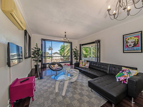 Panoramique Holiday Home With A View - Accommodation Newcastle 1