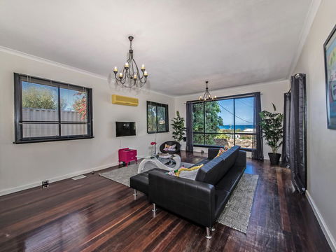 Panoramique Holiday Home With A View - Accommodation Newcastle 4