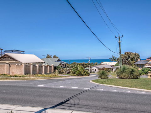 Panoramique Holiday Home With A View - Accommodation Newcastle 2