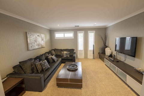 Magnificent Beach Retreat - Accommodation Newcastle 22