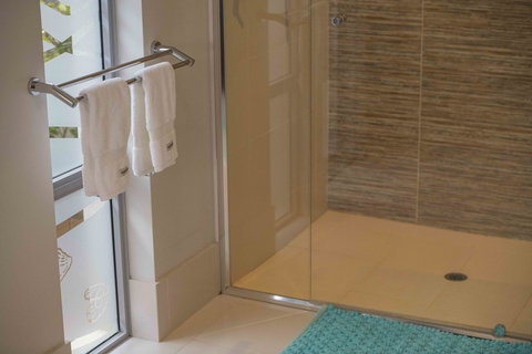 Magnificent Beach Retreat - Accommodation Newcastle 12