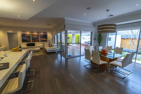 Magnificent Beach Retreat - Accommodation Newcastle 29