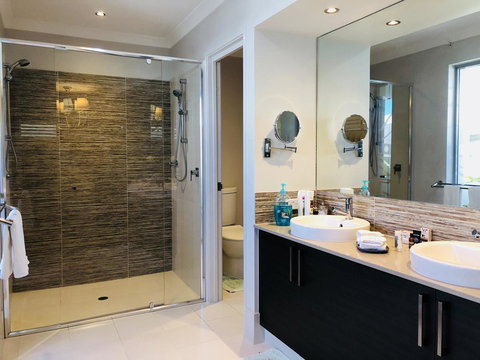 Magnificent Beach Retreat - Accommodation Newcastle 11