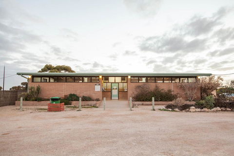 EUCLA MOTOR HOTEL - Accommodation Newcastle 9