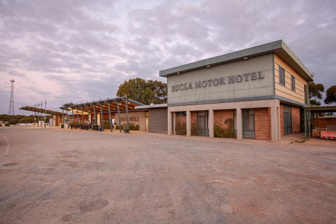 EUCLA MOTOR HOTEL - Accommodation Newcastle 0