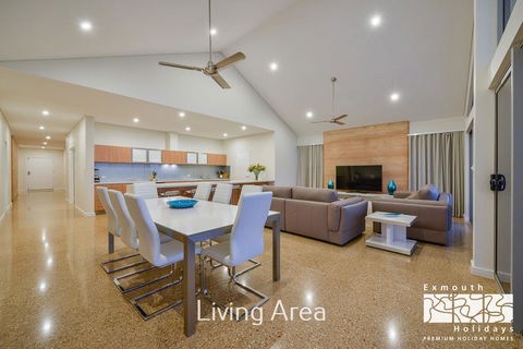 27 Kestrel Place - With Pool And Jetty - Accommodation Newcastle 3