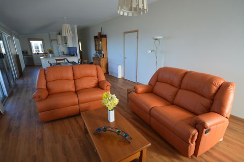 Seascape Beach House - Accommodation Newcastle 5